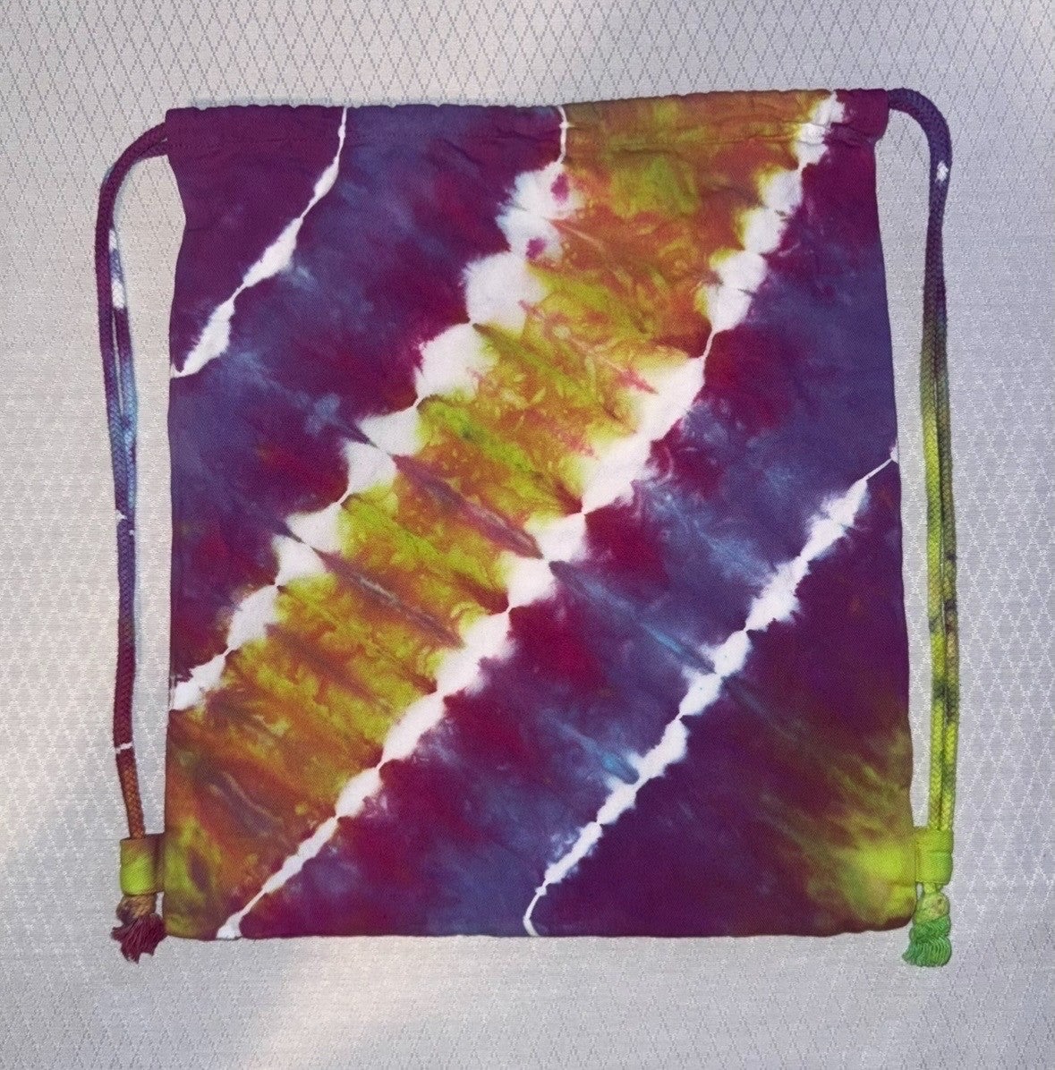Diagonal rainbow stripe tie-dye drawstring bag